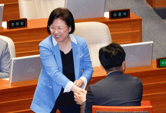 국회 과학기술정보방송통신위원회 김현 더불어민주당 간사가 2일 오후 서울 여의도 국회에서 열린 본회의에서 '이진숙 방송통신위원회 위원장 탄핵소추안' 투표를 한 뒤 웃음을 짓고 있다. 탄핵안은 재적 300인, 재석 188표 중 찬성 186표, 반대 1표, 무효 1표로 통과됐다. 뉴스1