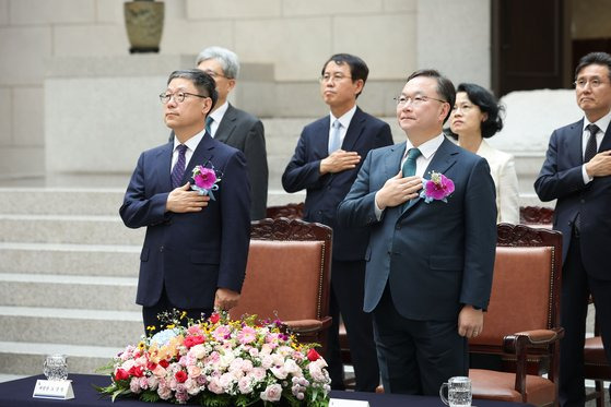 노경필·박영재 신임 대법관(앞줄 왼쪽부터)이 2일 서울 서초구 대법원에서 열린 대법관 취임식에서 국민의례를 하고 있다. 사진 대법원