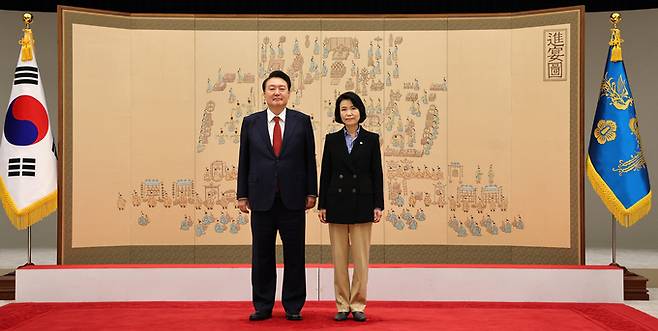 윤석열 대통령이 1일 서울 용산 대통령실 청사에서 열린 방송통신위원장(방통위원장) 임명장 수여식에서 이진숙 방통위원장과 기념촬영을 하고 있다. /뉴시스