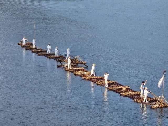 영월군의 올해 제26회 동강뗏목축제가 2일 개막된 가운데 청정 동강에서 전통 방식으로 제작된 뗏목 시연이 펼쳐지고 있다.