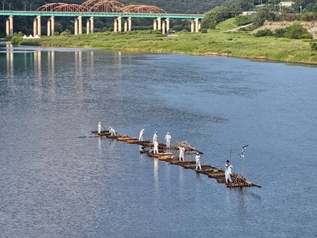 영월군의 올해 제26회 동강뗏목축제가 2일 개막된 가운데 청정 동강에서 전통 방식으로 제작된 뗏목 시연이 펼쳐지고 있다.