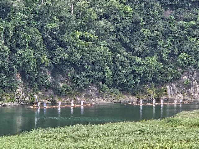 영월군의 올해 제26회 동강뗏목축제가 2일 개막된 가운데 청정 동강에서 전통 방식으로 제작된 뗏목 시연이 펼쳐지고 있다.