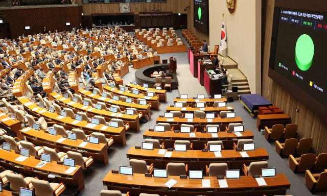 2일 오후 국회 본회의에서 '전국민 25만원 지원법'(민생회복지원금 특별조치법)이 야당 단독으로 통과되고 있다. 연합뉴스