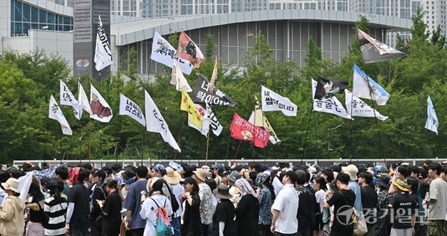 2일 열린 '2024 인천펜타포트 락 페스티벌'을 찾은 관람객들이 깃발을 들고 공연을 관람하고 있다. 조병석기자