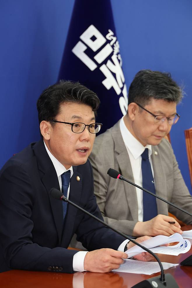 진성준 더불어민주당 정책위의장(왼쪽부터)과 김남근 민주당 의원이 지난달 30일 국회에서 주식시장의 ‘코리아 디스카운트’를 해소하고 우리 기업이 제대로 평가받도록 하는 내용의 ‘코리아 부스트업’ 프로젝트 추진 계획을 밝히고 있다. [연합뉴스]