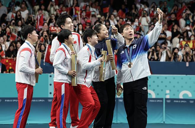 대한민국 탁구 대표팀 신유빈, 임종훈 선수가 지난달 30일(한국시간) 프랑스 파리 사우스 파리 아레나4에서 열린 '2024 파리올림픽' 탁구 혼합복식 시상식에서 금메달을 획득한 중국 왕추친, 쑨잉사와 은메달을 획득한 북한 리종식, 김금용과 함께 기념촬영을 하고 있다. /사진=뉴스1