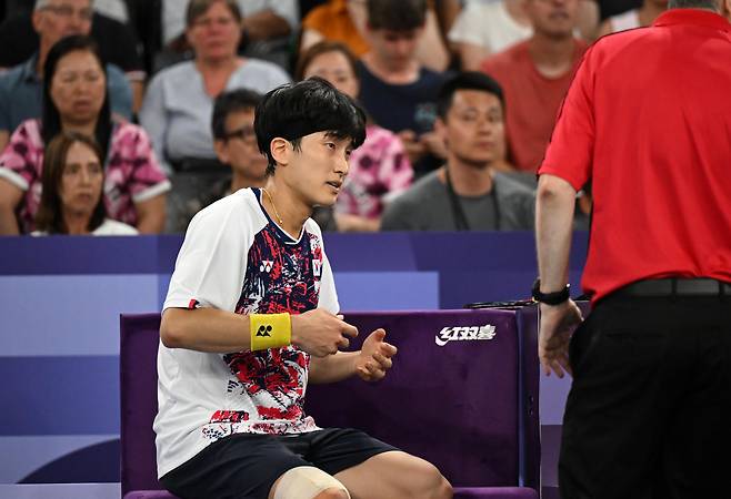 1일(현지시간) 프랑스 파리 아레나 포르트 드 라 샤펠 경기장에서 열린 2024 파리올림픽 배드민턴 혼합복식 4강전에서 김원호-정나은 조가 서승재-채유정 조를 세트스코어 2-1(21-16, 20-22, 23-21)로 승리하고 결승에 진출했다. 김원호가 의료진의 진료를 받고 있다. 파리=이상섭 기자