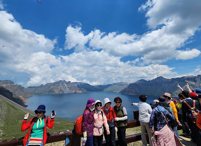 백두산에 오르면 모두가 감격해 한다. [함영훈 기자]