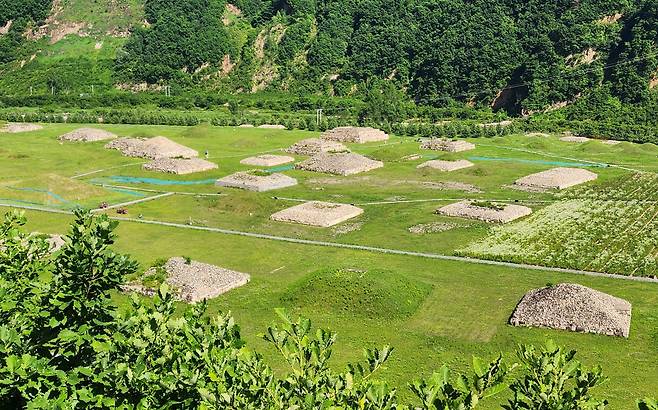 국내성의 1만2000개 고구려 피라미드 고분군을 이제 패키지상품으로도 만날수 있게 됐다. [함영훈 기자]