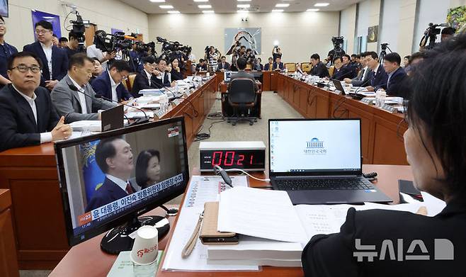 [서울=뉴시스] 조성우 기자 = 2일 오전 서울 여의도 국회에서 열린 과학기술정보방송통신위원회 전체회의에서 최민희 위원장 자리 모니터에 한민수 더불어민주당 의원의 이진숙 방송통신위원장의 불출석 관련 의사진행 발언 자료 화면이 나오고 있다. 2024.08.02. xconfind@newsis.com