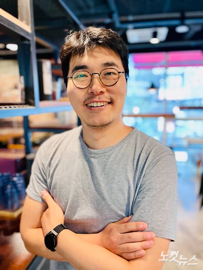 웹툰 '뼈왕' 이성윤 작가와 인터뷰하고 있다. 김민수 기자