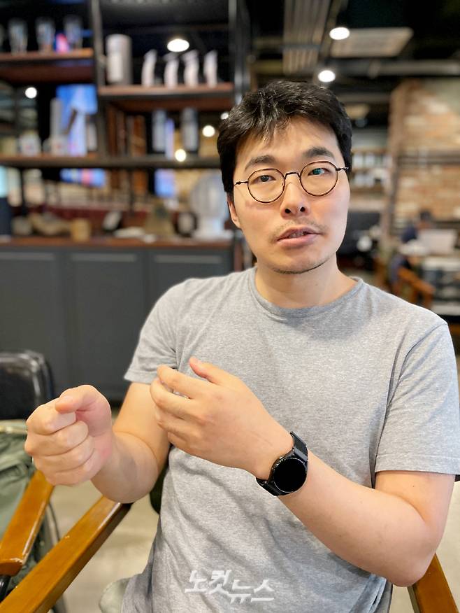 노컷뉴스와 인터뷰하고 있는 '뼈왕' 유성연 작가. 김민수 기자