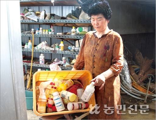 고구마와 고추농사를 짓는 우금자씨가 사용 후 모아놓은 각종 영양제 빈병을 보여주고 있다.