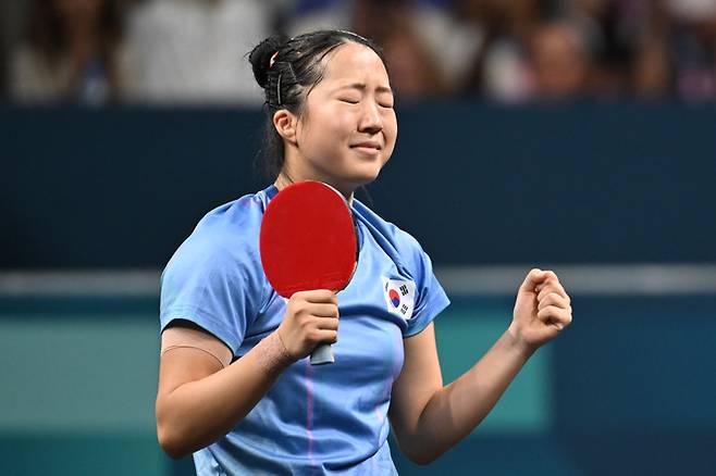 신유빈이 1일(현지시간) 프랑스 파리 아레나 쉬드4에서 열린 2024파리올림픽 여자 탁구 개인전 준준결승에 출전해 일본 히라노 미우를 상대로 승리 후 기뻐하고 있다. 올림픽사진공동취재단