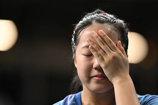 신유빈이 1일(현지시간) 프랑스 파리 아레나 쉬드4에서 열린 2024파리올림픽 여자 탁구 개인전 준준결승에 출전해 일본 히라노 미루를 상대로 승리 후 울먹이고 있다. 올림픽사진공동취재단