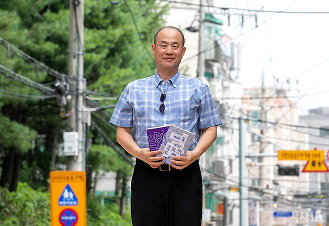 임완수 커뮤니티매핑센터 대표(미국 메해리 의과대학 부교수)가 저서 〈세상과 나를 바꾸는 지도, 커뮤니티매핑〉 등을 들고 있다. ⓒ시사IN 신선영