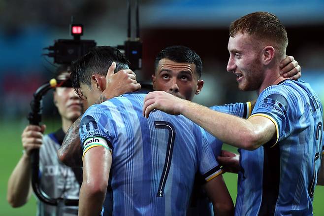 손흥민과 데얀 쿨루셉스키. Getty Images