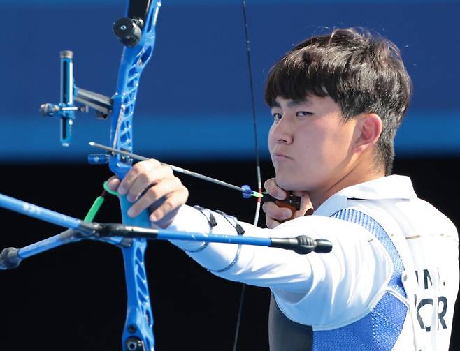 ▲ 남자 양궁 김제덕은 2일(한국시간) 프랑스 파리 앵발리드 양궁장에서 열린 ‘2024 파리 올림픽’ 양궁 남자 리커브 개인전 64강과 32강을 연거푸 통과하며 16강에 올랐다. 한국 남자 양궁은 단체전 금메달에 이어 개인전에서도 모두 16강에 올랐다. ⓒ연합뉴스