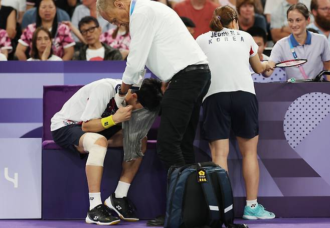 ▲ 김원호. 경기 중 구토까지 할 정도로 체력소모가 심했다. 무려 1시간 17분 동안 한치의 양보도 없는 명품 대결이 펼쳐졌다. 대표팀 한솥밥을 먹고 있고, 국제대회에서도 5번이나 만나봤던 사이라 너무 잘 알고 있어 치열한 싸움이 전개됐다. 최종 승자는 김원호, 정나은. 2일(이하 한국시간) 프랑스 파리 포르트 드 라샤펠 아레나에서 열린 2024 파리 올림픽 배드민턴 혼합복식 준결승에서 서승재, 채유정을 게임스코어 2-1(21-16, 20-22, 23-21)로 이겼다. 결승 진출이다. 2008년 대회 이용대, 이효정 이후 처음으로 배드민턴 혼합복식에서 올림픽 금메달을 노린다. 서승재, 채유정은 동메달 결정전으로 향한다. 배드민턴 혼합복식 세계랭킹 2위로 금메달 유력후보라는 얘기를 들었지만, 준결승에서 뜻하지 않게 패배했다 ⓒ 연합뉴스