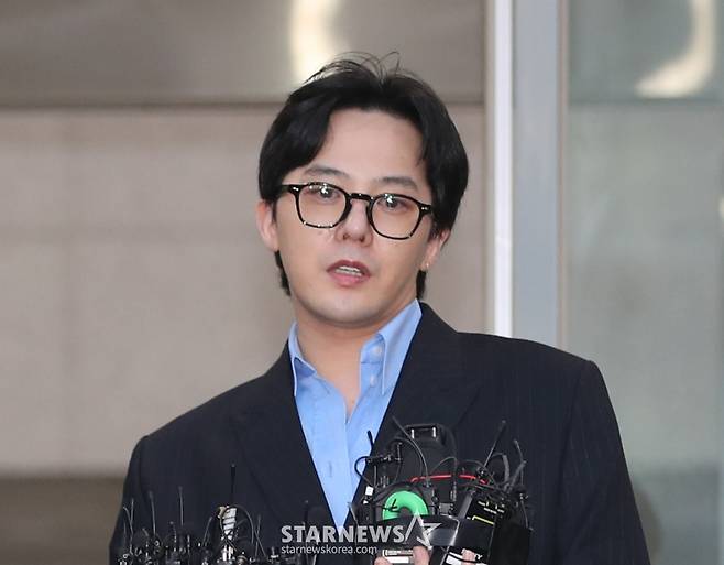 [인천=뉴시스] 전진환 기자 = 마약 투약 의혹을 받는 가수 지드래곤(권지용)이 6일 오후 인천 남동구 인천논현경찰서에 자진 출석해 조사를 마치고 나와 기자 질문에 답하고 있다. 2023.11.06. amin2@newsis.com /사진=전진환