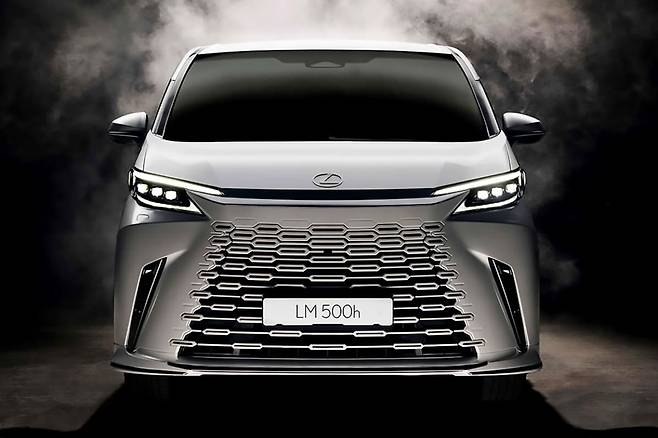 렉서스 디 올 뉴 LM 500h 정면