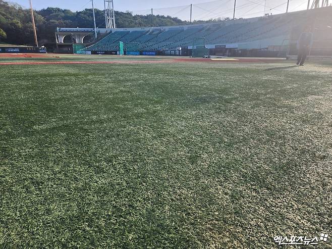 롯데와 LG는 2일 울산 문수야구장에서 '2024 신한 SOL Bank KBO 리그' 주말 3연전 첫 경기를 치르려고 했다. 다만 이 경기는 폭염으로 취소돼 열리지 못했다. KBO 리그 사상 첫 폭염 취소다. 울산, 박정현 기자