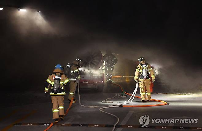 지하 주차장으로 진입하는 소방관들 (인천=연합뉴스) 임순석 기자 = 1일 오전 인천 서구 청라 한 아파트 지하 주차장 전기차에서 발화한 것으로 추정되는 화재가 발생해 소방관들이 지하 주차장으로 진입하고 있다. 2024.8.1 soonseok02@yna.co.kr