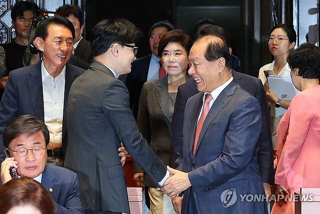 악수하는 황우여-한동훈 사진은 지난달 25일 오전 국회에서 열린 의원총회에서 악수하는 국민의힘 황우여 비상대책위원장과 한동훈 대표. [연합뉴스 자료사진] 2024.7.25 saba@yna.co.kr