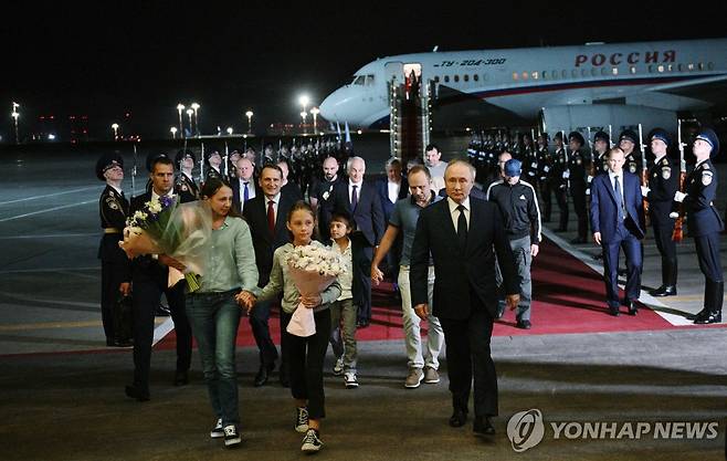 서방서 석방된 러시아인들 환영하는 푸틴 러시아 대통령 [AFP/크렘린풀 연합뉴스 자료사진. 재판매 및 DB 금지]