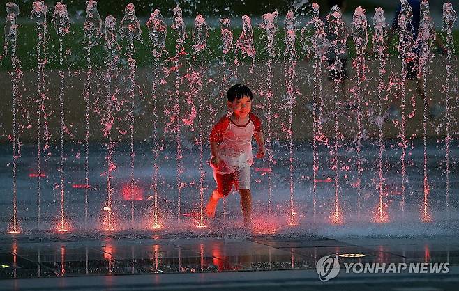 열대야 식히는 물놀이 (대구=연합뉴스) 윤관식 기자 = 대구에 열대야 현상이 관측된 지난달 29일 저녁 대구 달서구 두류공원 2·28 자유광장 바닥분수에서 한 어린이가 물놀이하며 여름밤 무더위를 식히고 있다. 2024.7.29 psik@yna.co.kr