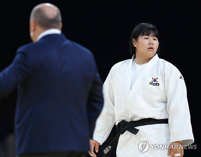 판정 번복이 억울한 상황 (파리=연합뉴스) 김도훈 기자 = 2일(현지시간) 프랑스 파리 아레나 샹드마르스에서 열린 2024 파리올림픽 유도 여자 78kg 이상급 8강전에서 김하윤이 심판이 한판승에서 브라질 베아트리스 지소자의 절반승으로 판정을 번복하자 당황스러운 표정을 짓고 있다. 2024.8.2 superdoo82@yna.co.kr