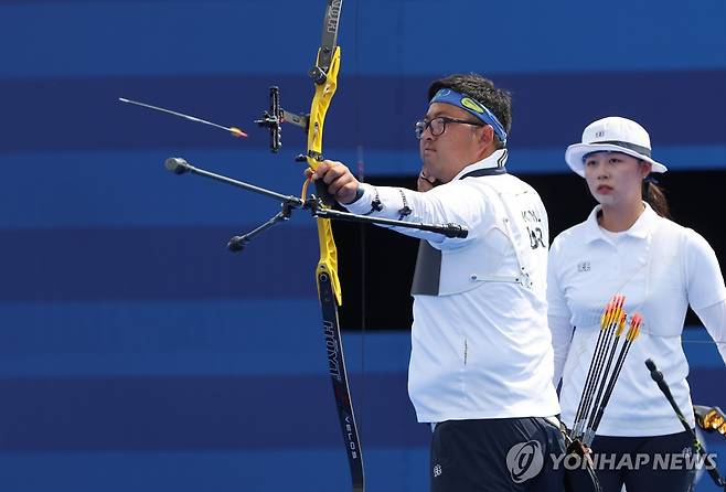 김우진 '결승전 향해 정조준' (파리=연합뉴스) 임화영 기자 = 2일(현지시간) 프랑스 파리 레쟁발리드에서 열린 2024 파리올림픽 양궁 혼성 단체전 인도와의 준결승에서 김우진이 과녁을 조준하고 있다. 오른쪽은 임시현. 2024.8.2 hwayoung7@yna.co.kr