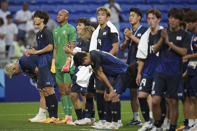 일본 남자축구 대표팀이 2024 파리올림픽 8강전에서 스페인에게 패한 뒤 실망감을 감추지 못하고 있다. 사진=AP PHOTO