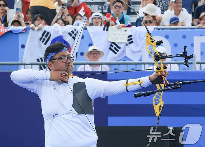 대한민국 양궁 대표팀 김우진 선수가 2일 오후(한국시간) 프랑스 파리 앵발리드에서 진행된 파리올림픽 양궁 혼성 단체 금메달 결정전 독일의 미셸 크로펜, 플로리안 칼룬드 조와의 경기에서 활시위를 당기고 있다. 2024.8.2/뉴스1 ⓒ News1 박정호 기자