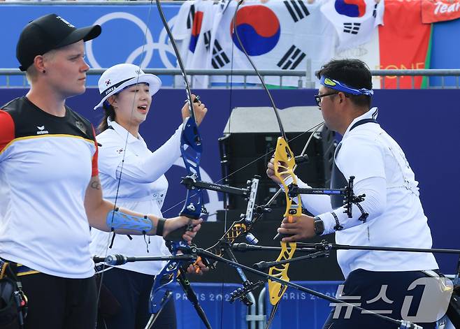 대한민국 양궁 대표팀 선수가 김우진, 임시현이 2일 오후(한국시간) 프랑스 파리 앵발리드에서 진행된 파리올림픽 양궁 혼성 단체 금메달 결정전 독일의 미셸 크로펜, 플로리안 칼룬드 조와의 경기에서 기뻐하고 있다. 2024.8.2/뉴스1 ⓒ News1 박정호 기자