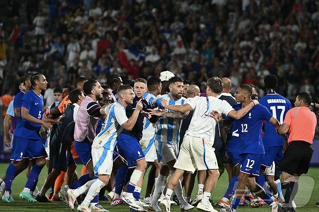 프랑스와 아르헨티나 선수들이 3일 오전(한국시간) 열린 2024 파리 올림픽 남자 축구 8강전이 종료된 후 충돌했다. ⓒ AFP=뉴스1