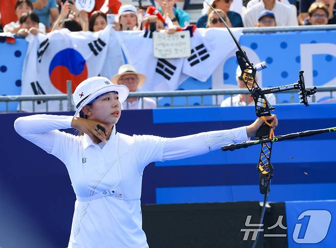 대한민국 양궁 대표팀 임시현 선수가 2일 오후(한국시간) 프랑스 파리 앵발리드에서 진행된 파리올림픽 양궁 혼성 단체 금메달 결정전 독일의 미셸 크로펜, 플로리안 칼룬드 조와의 경기에서 활시위를 당기고 있다. 2024.8.2/뉴스1 ⓒ News1 박정호 기자