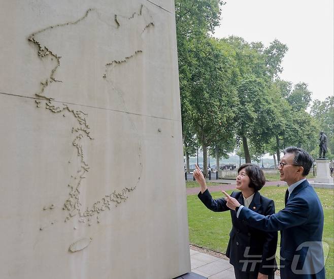 영국을 방문 중인 강정애 국가보훈부 장관이 2일(현지시간) 오전, 런던에 있는 한국전 참전비에서 윤여철 대사로부터 참전비의 한국 지도에 독도가 표기된 배경에 대해 설명하고 있다.(북가보훈부 제공)