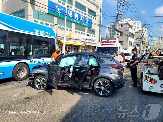 3일 오전 8시46분 진주시 문산읍 문산사거리 사고 현장(경남소방본부 제공)