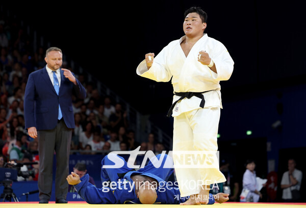 2일 오후(이하 한국시각) 프랑스 파리의 샹드마르스 아레나에서 열린 2024 파리 올림픽 유도 남자 100㎏ 이상급 4강전에 출전해 승리하고 기뻐하는 세계랭킹 4위의 김민종. 사진┃게티이미지코리아