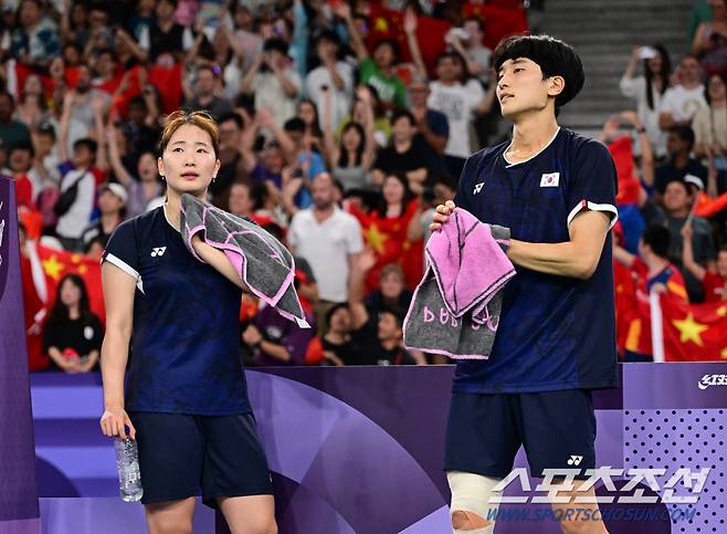 한국 배드민턴 국가대표 김원호-정나은 조가 2일(한국 시간) 프랑스 파리 포르트 드 라 샤펠 경기장에서 열린 2024 파리올림픽 혼성 복식 결승전에서  중국의 정쓰웨이-황야충 조를 상대로 패한 뒤 아쉬워하고 있다. 김원호-정나은 조는 은메달을 땄다. 파리(프랑스)=정재근 기자 cjg@sportschosun.com/2024.8.2/