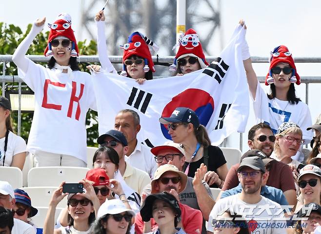 김우진과 임시현이 2일(한국시간) 프랑스 파리 레쟁발리드에서 열린 파리올림픽 양궁 혼성단체전 8강전에서 이탈리아 네스폴리-레바글리아티를 6대2(34-38 39-37 38-36 40-38)로 꺾으며 4강에 진출했다. 대한민국 응원단이 태극기를 흔들며 응원하고 있다. 파리(프랑스)=정재근 기자 cjg@sportschosun.com/2024.8.2/