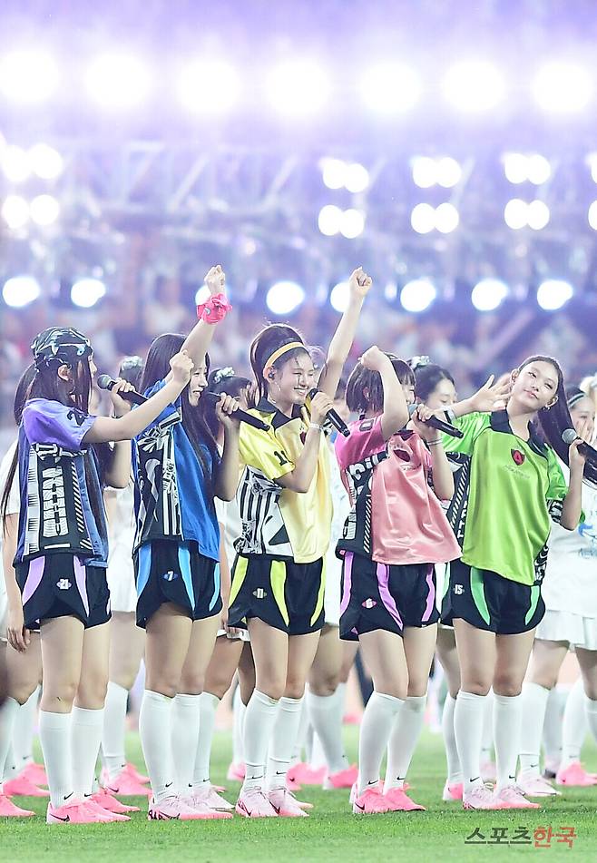 토트넘 홋스퍼 대 FC 바이에른 뮌헨의 '2024 쿠팡플레이시리즈' 2차전에서 그룹 뉴진스가 하프타임 축하 공연을 선보이고 있다. ⓒ이혜영 기자 lhy@hankooki.com