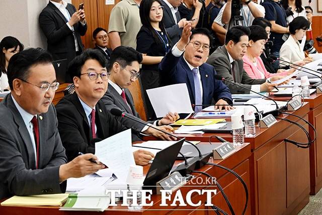 여야가 날 선 대치를 이어가는 가운데 국회 법제사법위원회가 여야 의원들의 감정싸움장이 되면서 '희화화되고 있다'는 지적이 나온다. 사진은 송석준 국민의힘 의원이 지난달 26일 국회 법사위 전체회의에서 정청래 법사위원장에게 항의하는 모습. /배정한 기자