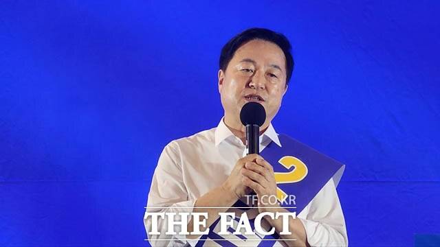 더불어민주당 당대표 선거에 출마한 김두관 후보가 지난달 27일 부산 지역 합동연설회에서 이재명 후보의 강성 지지층을 겨냥해 "개딸들이 우리 민주당을 점령했다"라고 말했다. /김두관 당대표 후보 캠프 제공