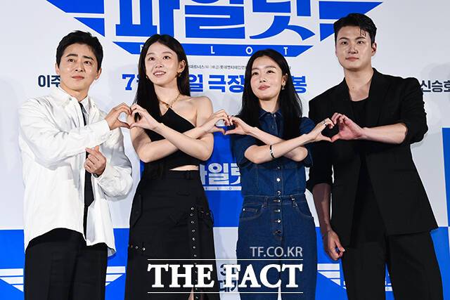김한결 감독과 배우 조정석, 이주명, 한선화, 신승호(왼쪽부터)가 지난 6월 26일 오전 서울 광진구 롯데시네마 건대입구에서 열린 영화 '파일럿' 제작발표회에 참석해 포즈를 취하고 있다. /서예원 기자