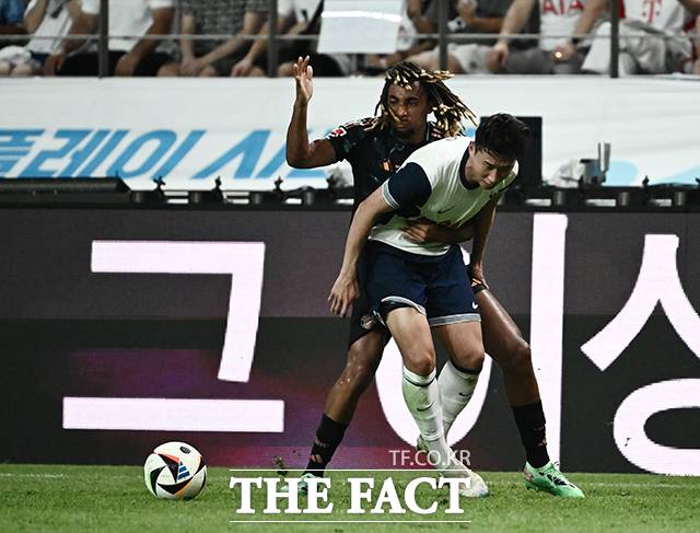 [토트넘 홋스퍼와 바이에른 뮌헨의 쿠팡플레이 시리즈 2경기가 3일 오후 서울 마포구 서울월드컵경기장에서 열린 가운데 사샤보이가 손흥민을 잡고 있다./서울월드컵경기장=박헌우 기자