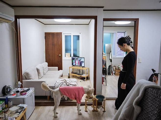 1인가구 프로젝트 중 요가학원 원장 자취방 , 2024, 서울 목동/ 사진가 심규동