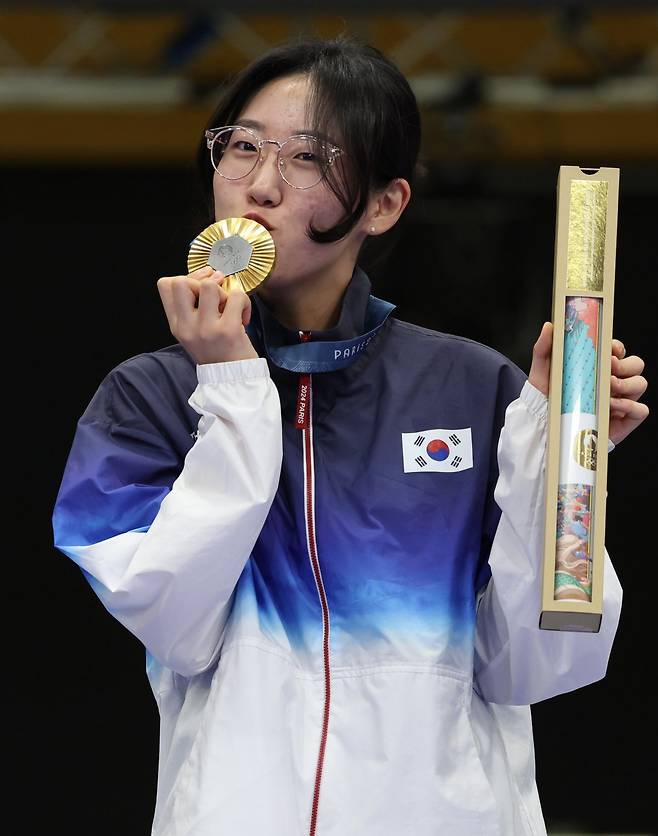 3일(현지시간) 프랑스 샤토루 국립사격센터에서 열린 2024파리올림픽 25ｍ 권총 결선에서 금메달을 딴 사격대표 양지인이 시상식에서 메달에 입을 맞추고 있다. 샤토루=올림픽사진공동취재단