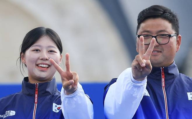 (파리(프랑스)=뉴스1) 박정호 기자 = 대한민국 양궁 대표팀 김우진, 임시현 선수가 3일(한국시간) 프랑스 파리 앵발리드에서 진행된 파리올림픽 양궁 혼성 단체 시상식에서 시상대에 오르며 대회 2연패 세리머니를 하고 있다. 2024.8.3/뉴스1 /사진=뉴스1화상